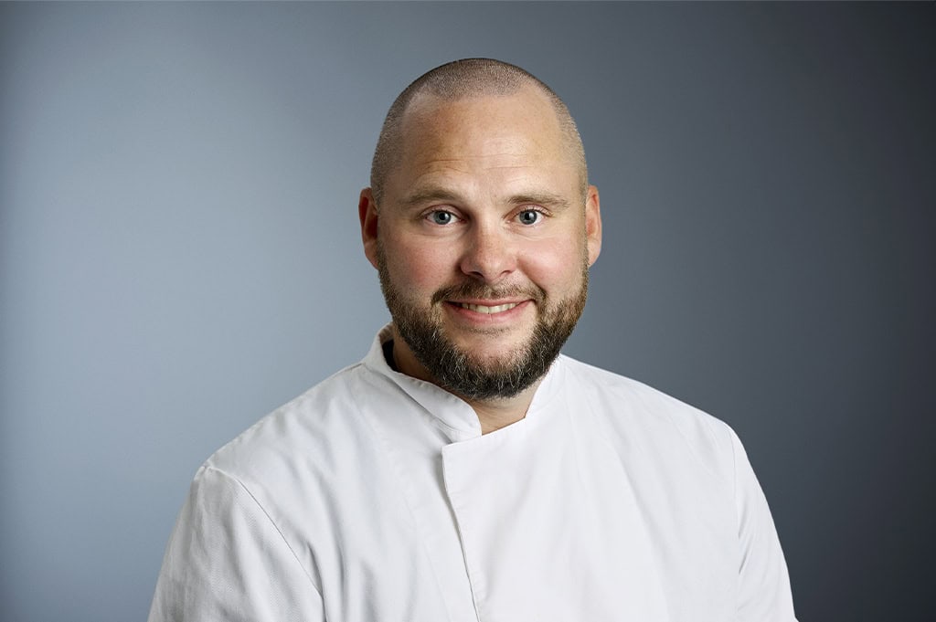 En mandlig medarbejder, der arbejder som kok i Cirkusbygningen
